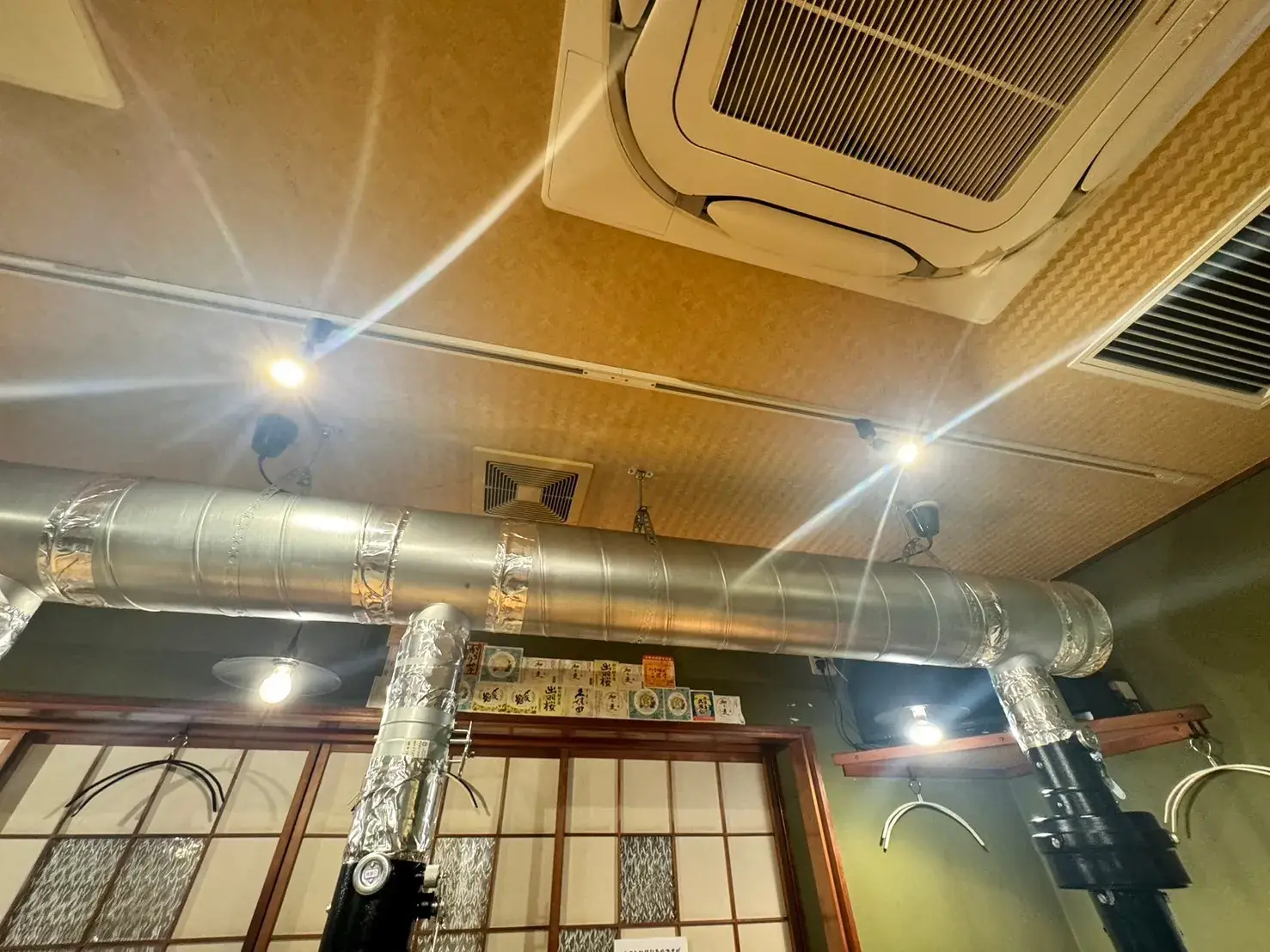 ダクト・換気・空調設備と電気工事を担当した焼肉店の客席